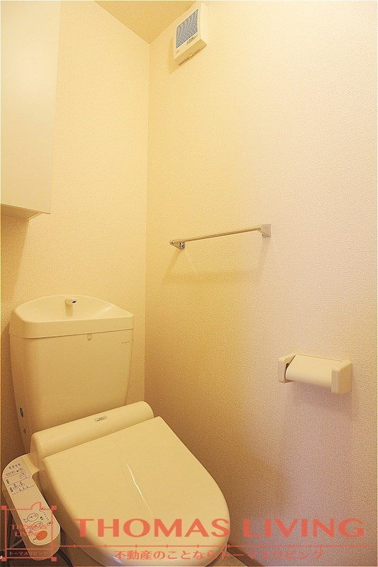 トイレ　ウォシュレットもついており、収納もあるのでトイレットペーパー