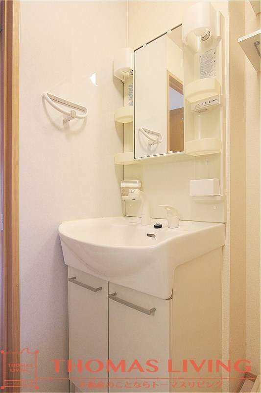 洗面設備　左右に収納スペースがあるドレッサータイプの洗面台です。