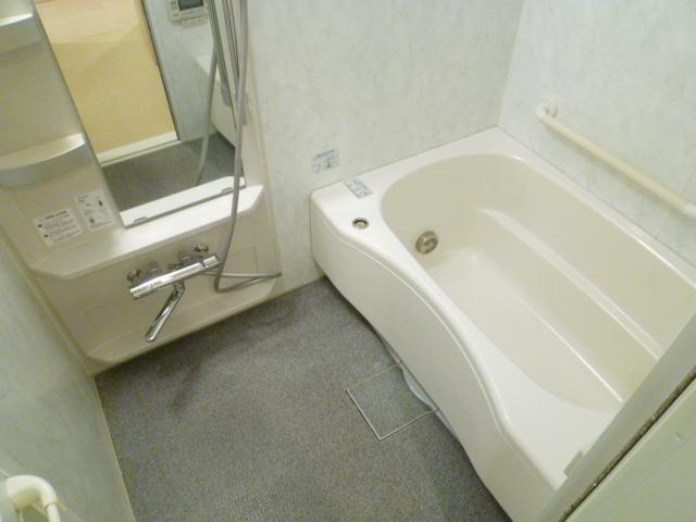 バス・シャワールーム　追い焚き付きのお風呂