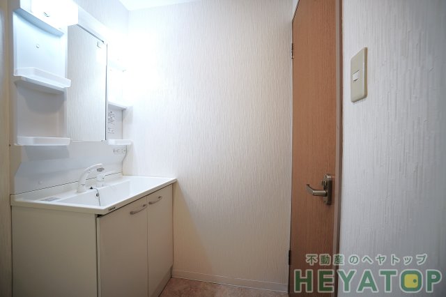 洗面設備　便利なシャワー付き洗面化粧台（同仕様写真）