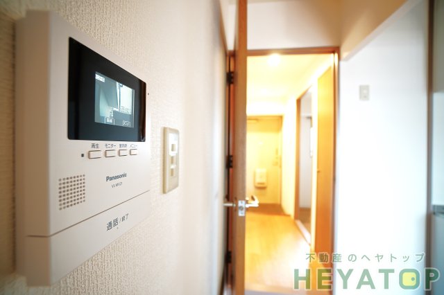 セキュリティ　不意の訪問もモニター付きドアホンで安心確認（同仕様写真）