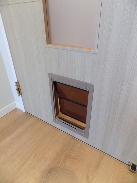 その他部屋・スペース　ペットも通れる小窓付♪