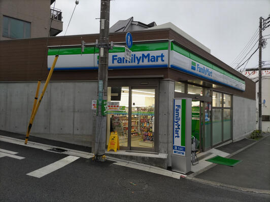 コンビニ　ファミリーマート 三軒茶屋二丁目店（コンビニ）まで180m