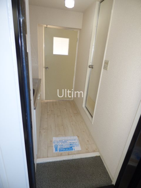 玄関　同タイプの別部屋のお写真です。
