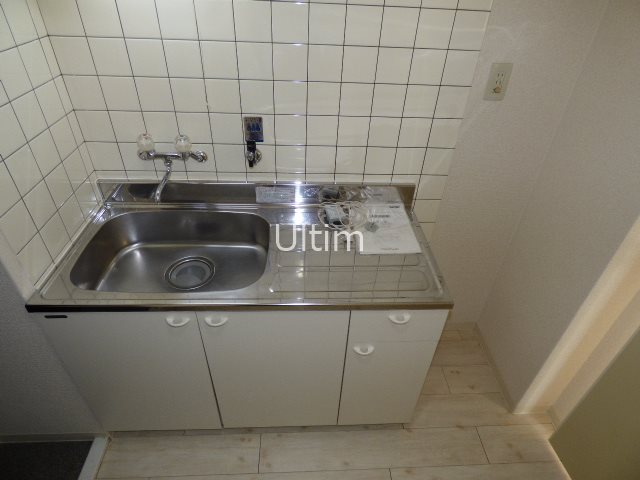 キッチン　同タイプの別部屋のお写真です。