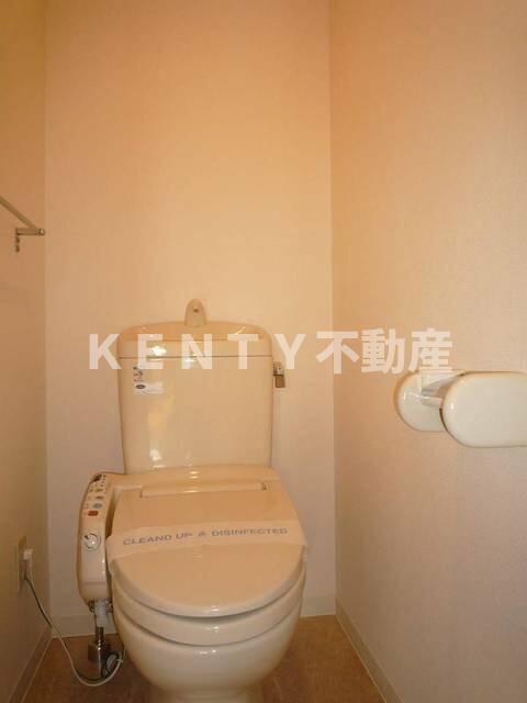 トイレ　落ち着いた色調のトイレです