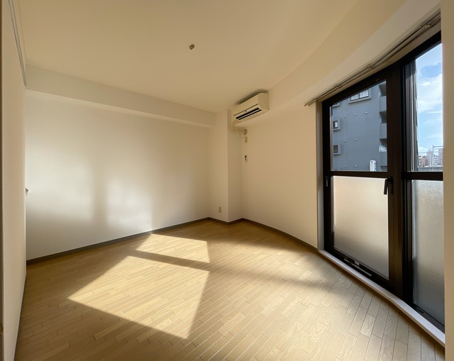 居室・リビング　独特な形のお部屋です。明るい採光入ります。