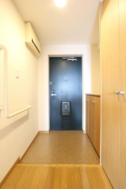 玄関　玄関　※同物件・同仕様画像