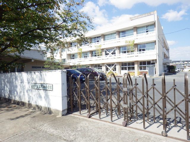 小学校　広陵町立広陵西小学校（小学校）まで326m