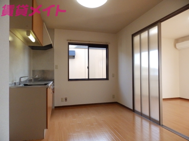 居室・リビング　同物件別室写真反転