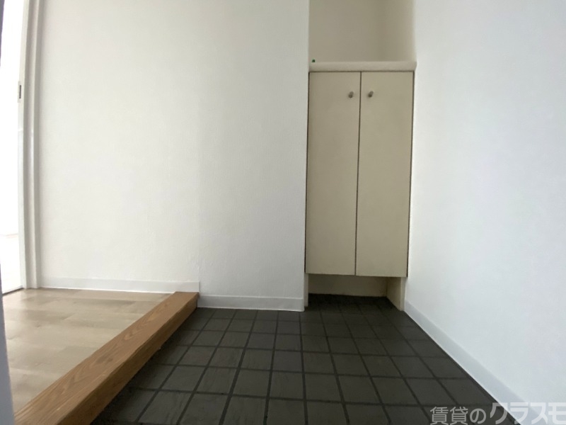 玄関　玄関を開けると・・。
