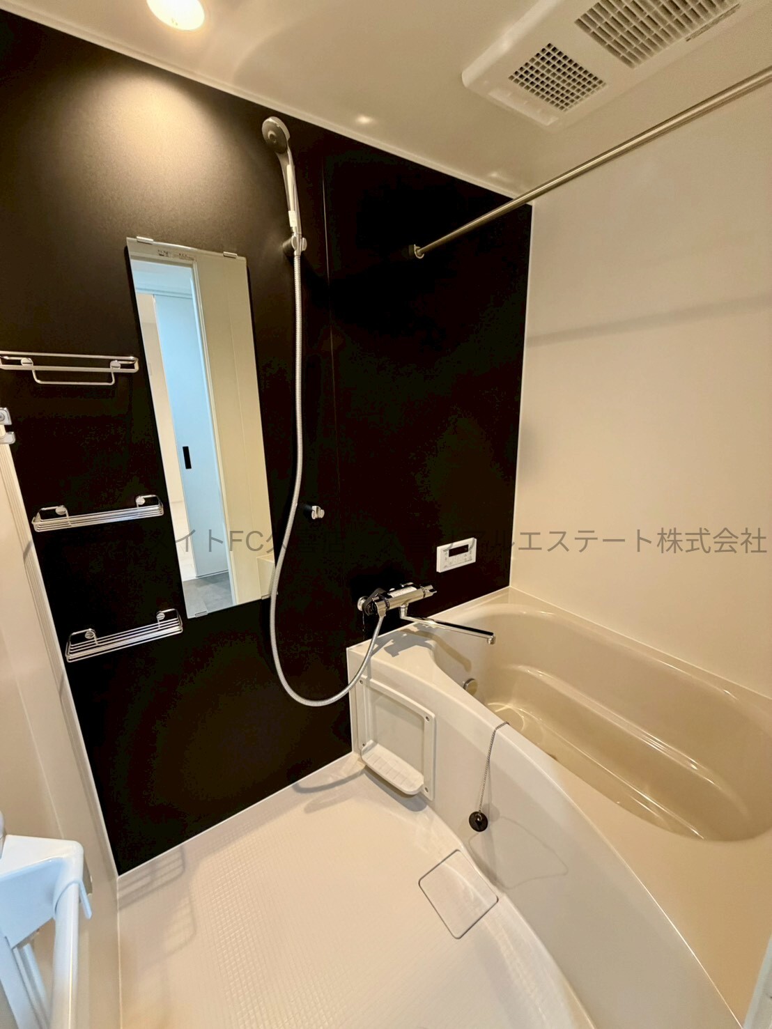 バス・シャワールーム　同建物別号室