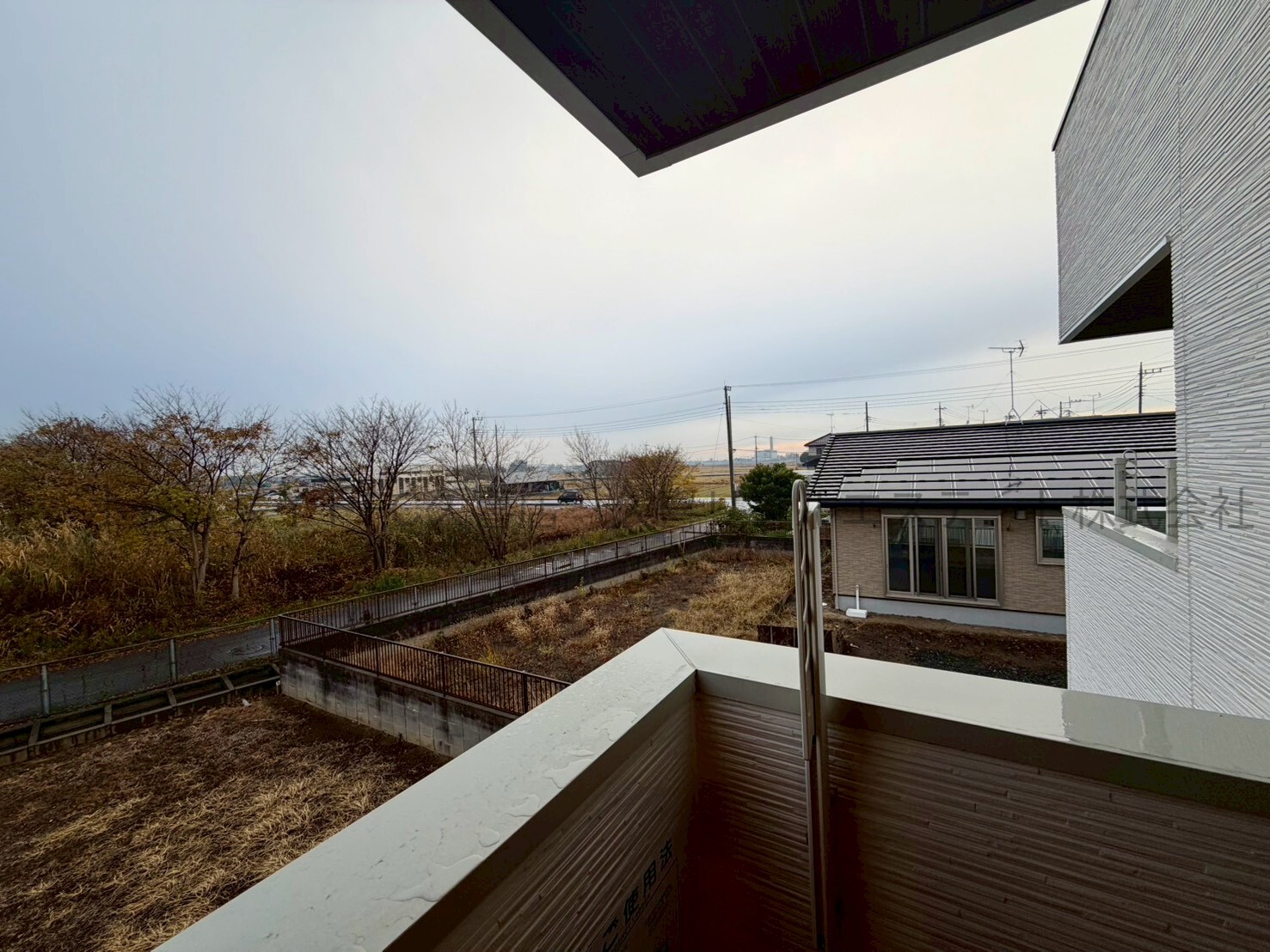 バルコニー　同建物別号室