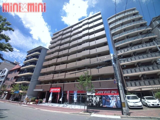 建物外観　タイル張りのキレイな外観（１階はフィットネス）