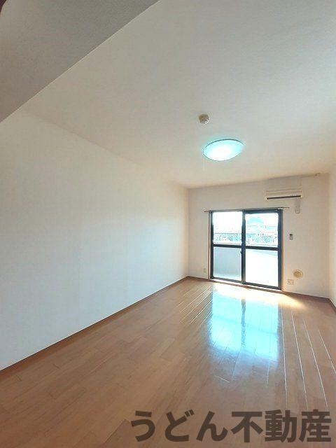 居室・リビング　うどん県のお部屋探しはうどん不動産へ うどんちゃんとLINE