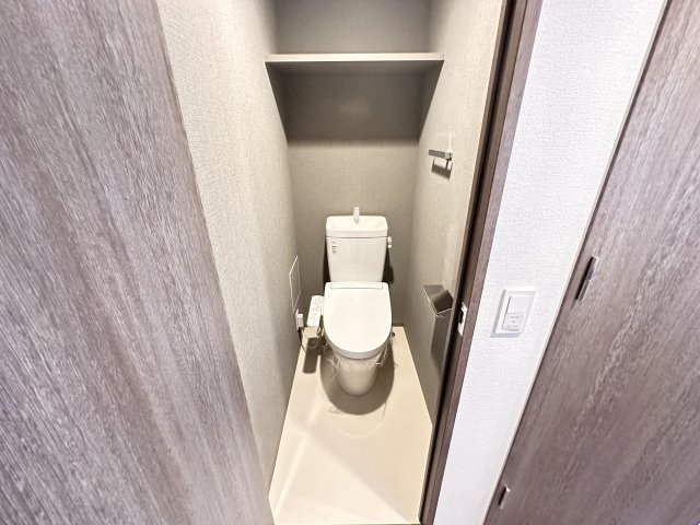 トイレ　505号室の写真。階数で床・壁等の色が異なります。現況優先