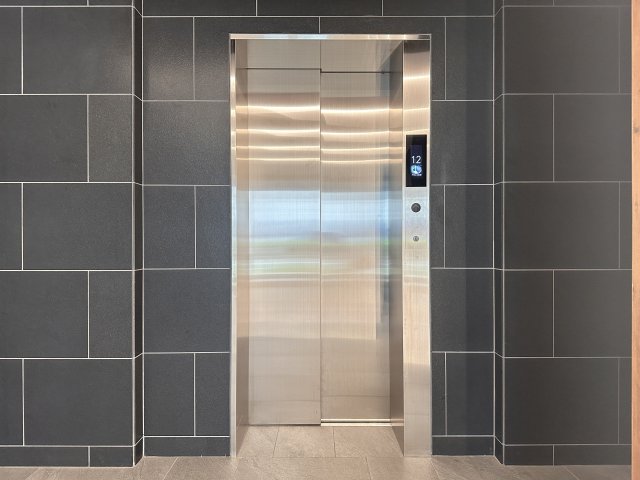 その他共有部分　505号室の写真。階数で床・壁等の色が異なります。現況優先