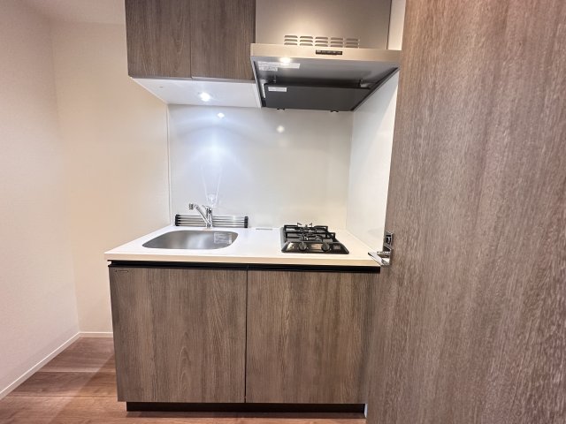 キッチン　505号室の写真。階数で床・壁等の色が異なります。現況優先