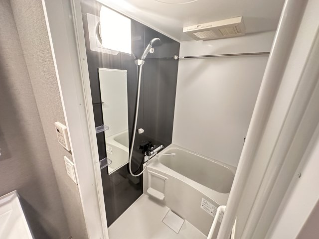 バス・シャワールーム　505号室の写真。階数で床・壁等の色が異なります。現況優先