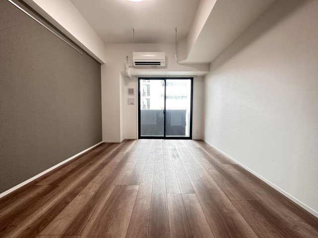 居室・リビング　505号室の写真。階数で床・壁等の色が異なります。現況優先