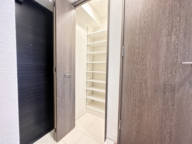 その他　505号室の写真。階数で床・壁等の色が異なります。現況優先