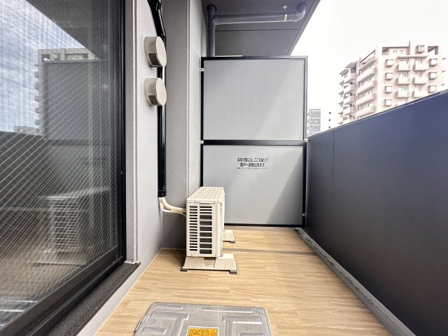 バルコニー　505号室の写真。階数で床・壁等の色が異なります。現況優先