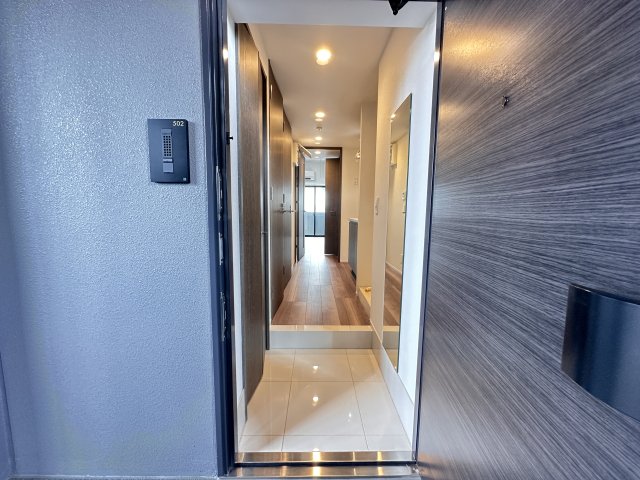 玄関　505号室の写真。階数で床・壁等の色が異なります。現況優先
