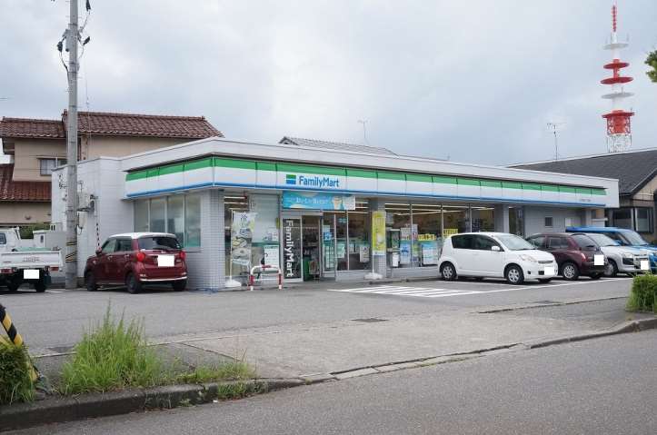 コンビニ　ファミリーマート（コンビニ）まで1411m