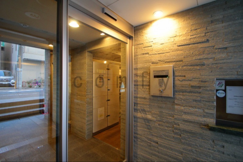 エントランス　オートロック付きエントランス