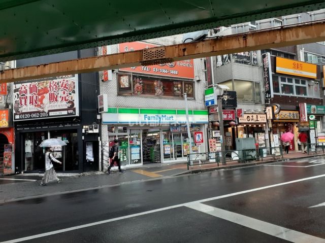 コンビニ　ファミリーマート大久保駅前店（コンビニ）まで370m