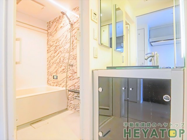 洗面設備　便利なおしゃれな洗面化粧台（同仕様写真）