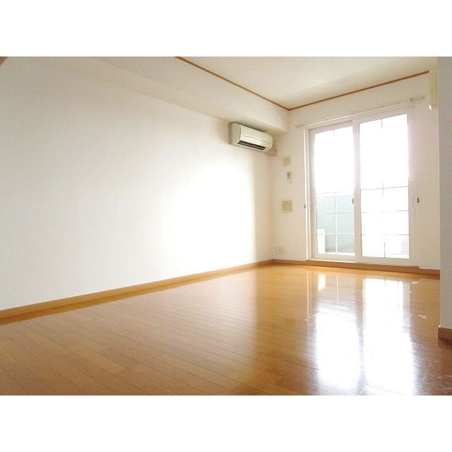 居室・リビング　高い天井の室内で随所に気遣いを感じます