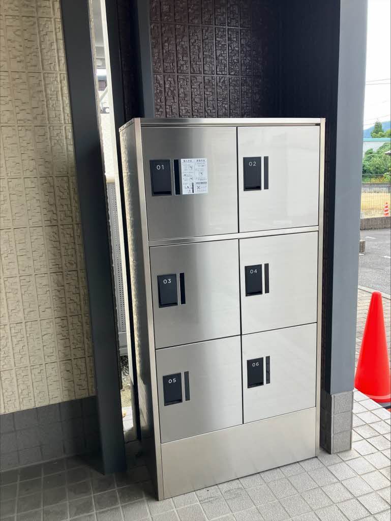 建物外観　宅配ボックス