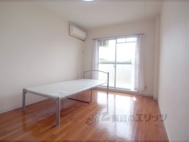 居室・リビング　陽が良く入り、明るいお部屋です。