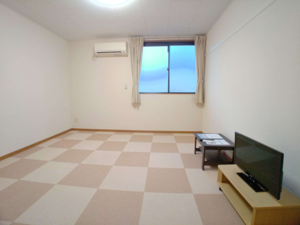 居室・リビング　ワイドな窓にて明るいお部屋