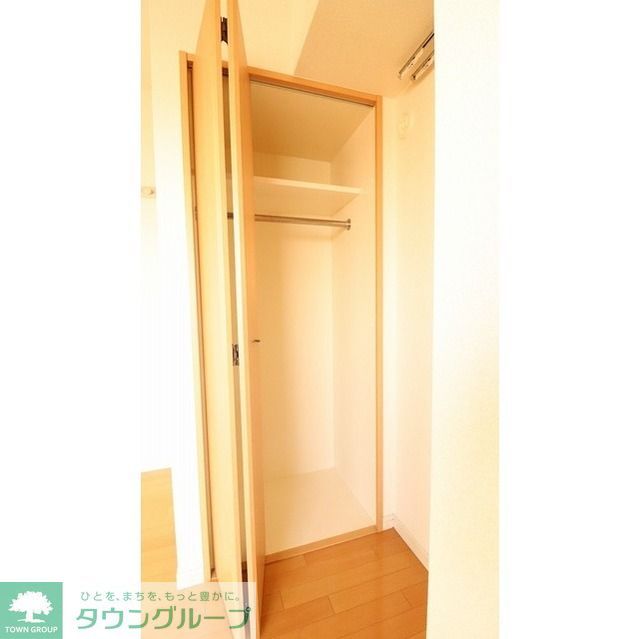 収納　玄関脇洋室収納