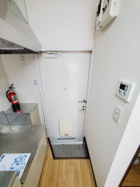 玄関　同一物件、、別部屋の写真です。