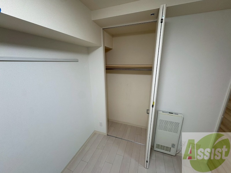 収納　こちらの収納にはハンガーをかけて服もしまえますね。