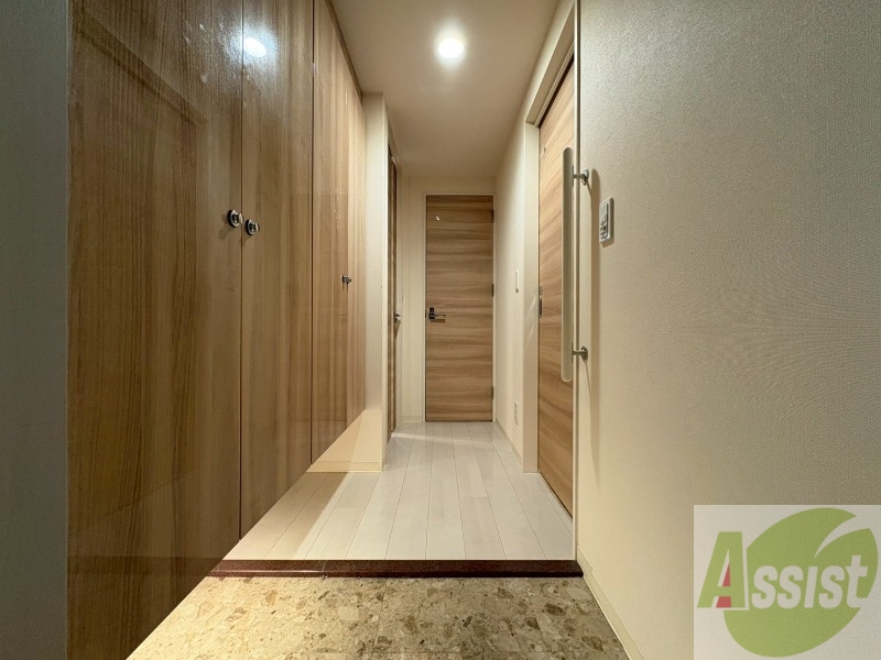 玄関　玄関の様子です。明るい印象ですね。気分もあがりそう。