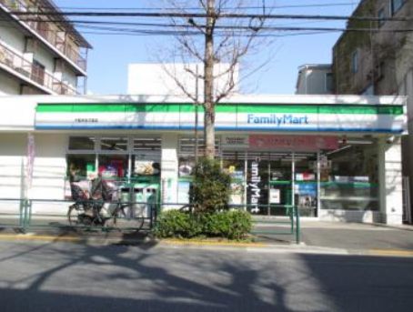 コンビニ　ファミリーマート千駄木五丁目店（コンビニ）まで57m