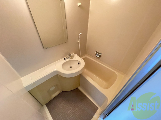 バス・シャワールーム　洗面台付お風呂！小物も置けるようになってます！