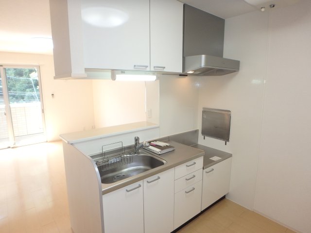 キッチン　掲載写真は同型モデルを掲載しており実際のお部屋と仕様等が異な