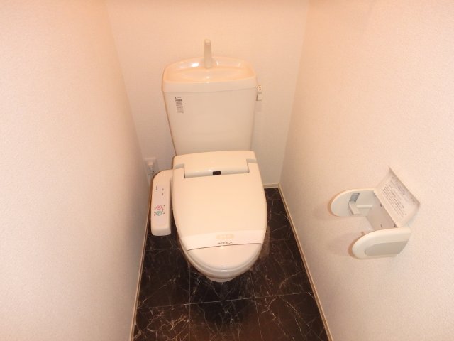 トイレ　掲載写真は同型モデルを掲載しており実際のお部屋と仕様等が異な