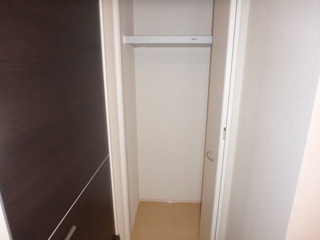 玄関　掲載写真は同型モデルを掲載しており実際のお部屋と仕様等が異な