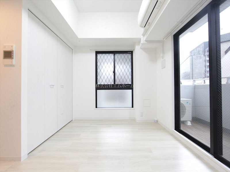 バルコニー　洋室8.0帖　エアコン完備　バルコニーに面しています