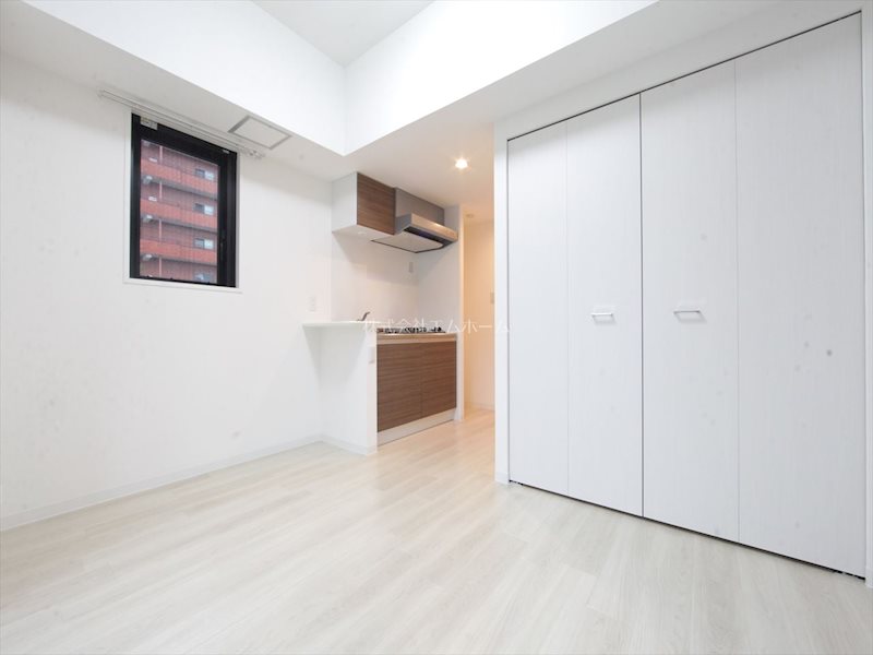 居室・リビング　洋室8.0帖　エアコン完備　バルコニーに面しています