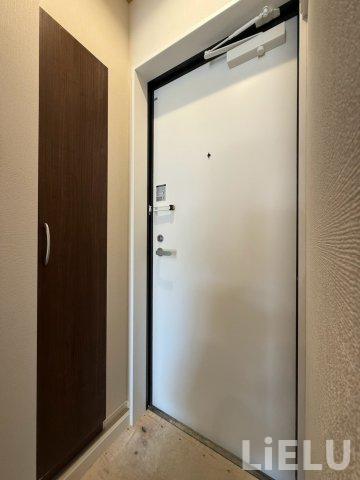 玄関　同シリーズ物件のモデルルームになります※現況優先