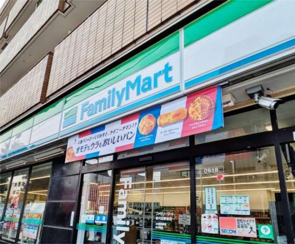 コンビニ　ファミリーマート　新代田駅前店（コンビニ）まで150m