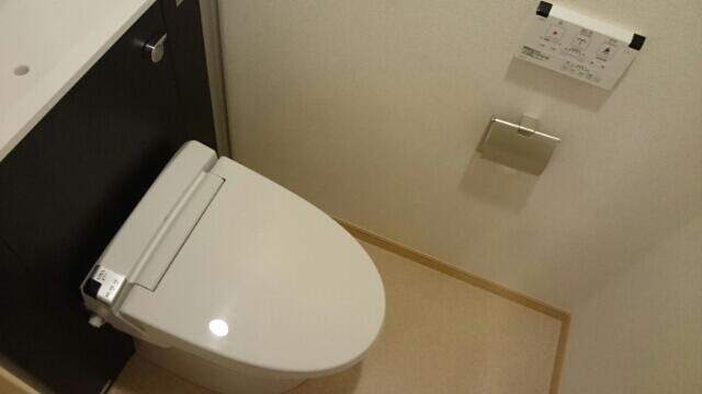 トイレ　温水洗浄便座です