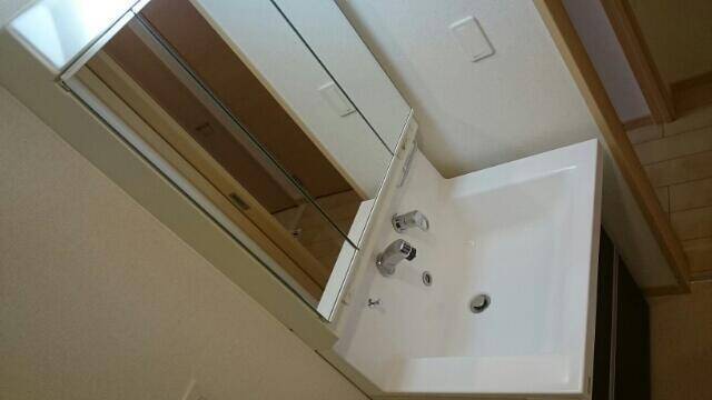 洗面設備　使いやすい洗面台です